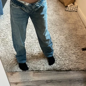 Zara jeans - Här säljer jag två zara jenas i bra skick tillsammans för ett bra pris! Köp bpda för 200 kr plus frakt! Om du vill köpa ett par så kostar det 150kr plus frakt! Jeansen är i samma storlek och likadana bara att de andra är lite lite mörkare än de andra!