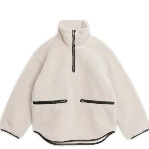 ARKET pile anorak jacka tröja pilejacka teddy oversize vit - Säljer denna helt nya pile jacka/anorak från ARKET, är helt slutsåld. Denna har bl.a setts på Bianca ingrosso.  Stl L, men passar både S-M beroende på hur oversize ni vill att den ska sitta Jag har stl s, och den sitter snyggt på mig  Kan skickas med post