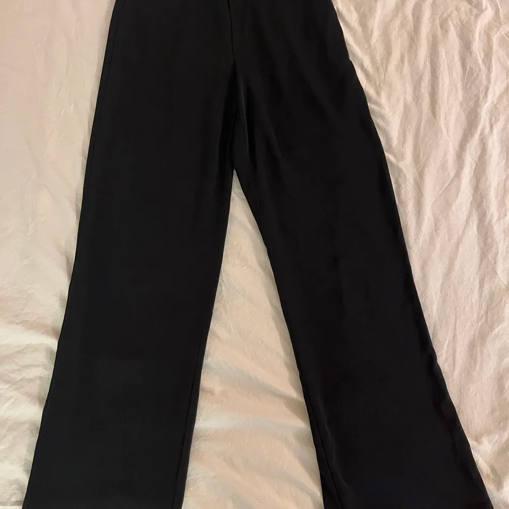 Svarta byxor från bikbok i nästan oanvänt skick. Utsvängda och är som ett par mjukare kostymbyxor typ Köparen står för frakten💞. Jeans & Byxor.