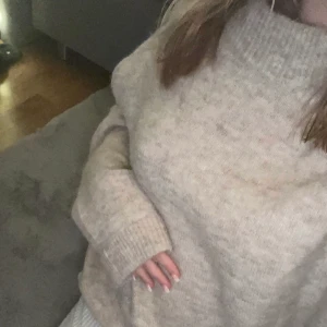 Stickad tröja - Lägger upp igen pga oseriösa köpare. Super bra skick. Nypris 500