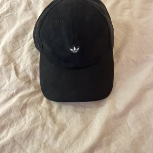 Adidaskeps - Svart keps från adidas i mochamaterial, oanvänd. Köparen står för frakten💞