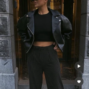 Skinnjacka  - Så snygg Skinnjacka med puffärm