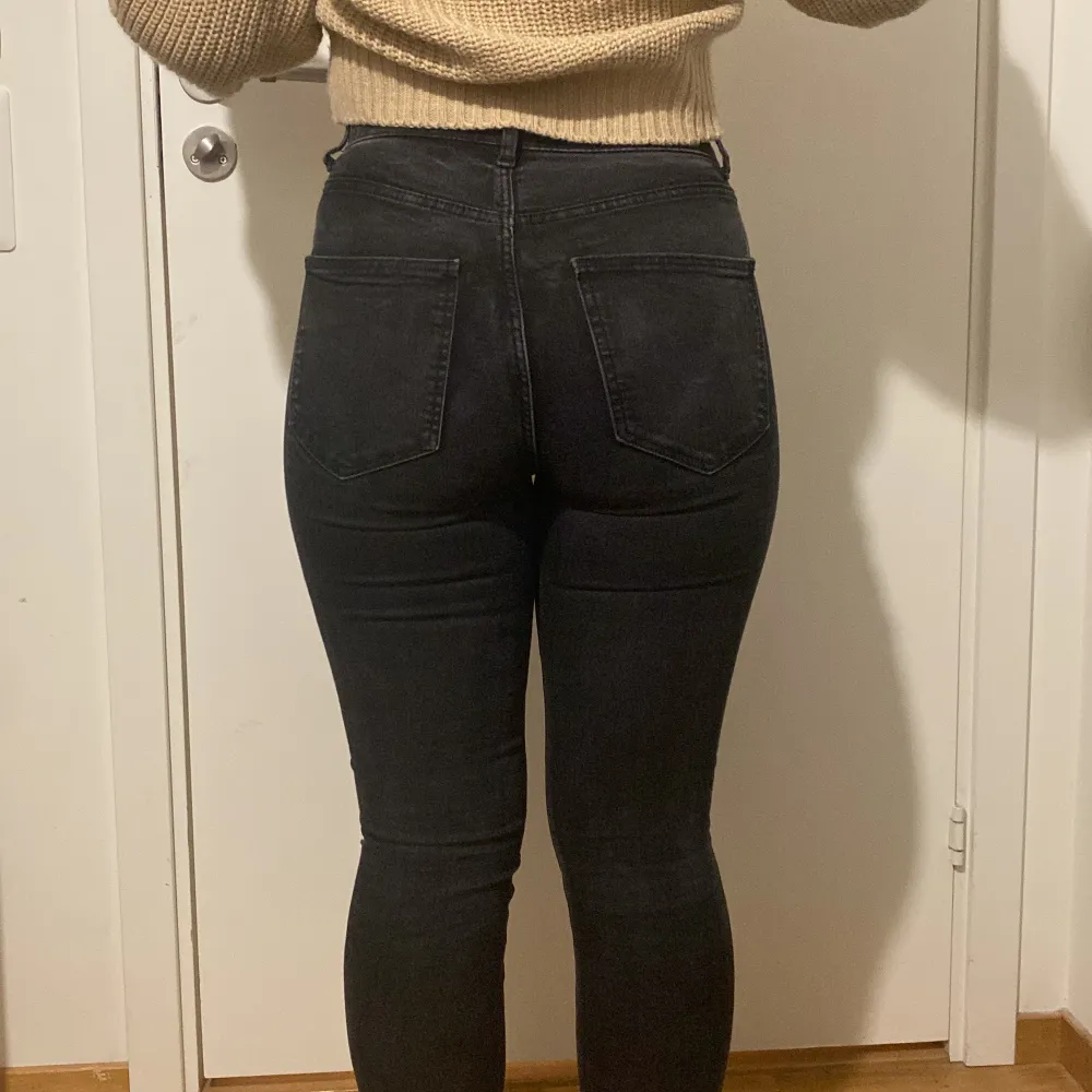 Ett par högmidjade stretchiga svarta jeans från zara med hål i knäna. Sitter superbra och är i bra skick. . Jeans & Byxor.