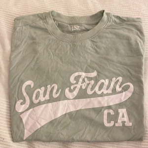 T-shirt  - Mintgrön T-shirt i fint skick.