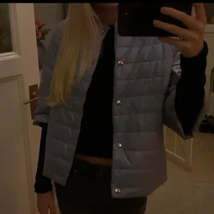 Trekvartsjacka  - Säljer denna såå snygga trekvartsärmade jackan! Den är ljusblå och färgen syns på andra bilden. Mycket bra skick🫶🏼💕 köpt utomlands 