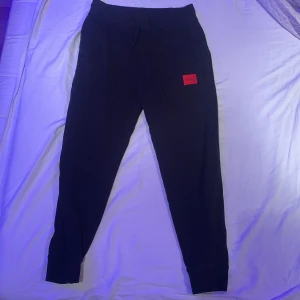 Hugo boss byxor - Säljer mina Hugo Boss byxor då de är för små. Storlek xs passade mig när jag va ca 167. Köptes för ca 1200 har kvitto jag kan leta fram.