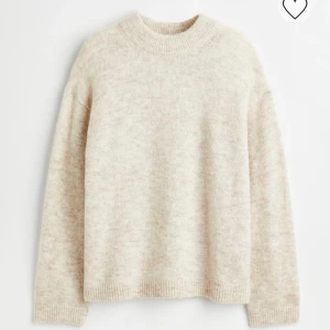 Stickad tröja  - Stickad tröja i ullblanding från H&M, helt ny och i storlek M💕. Köpt för 500kr. 