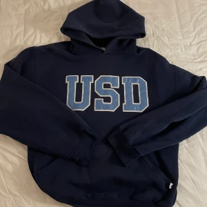 Blå hoodie - Marinblå hoodie köpt vintage! Perfekt skick!