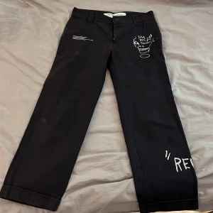 Off-white x Jean-Michel Basquiat - Passar 30/28 Helt okej skick lite slitna Från 2013 väldigt sällsynta