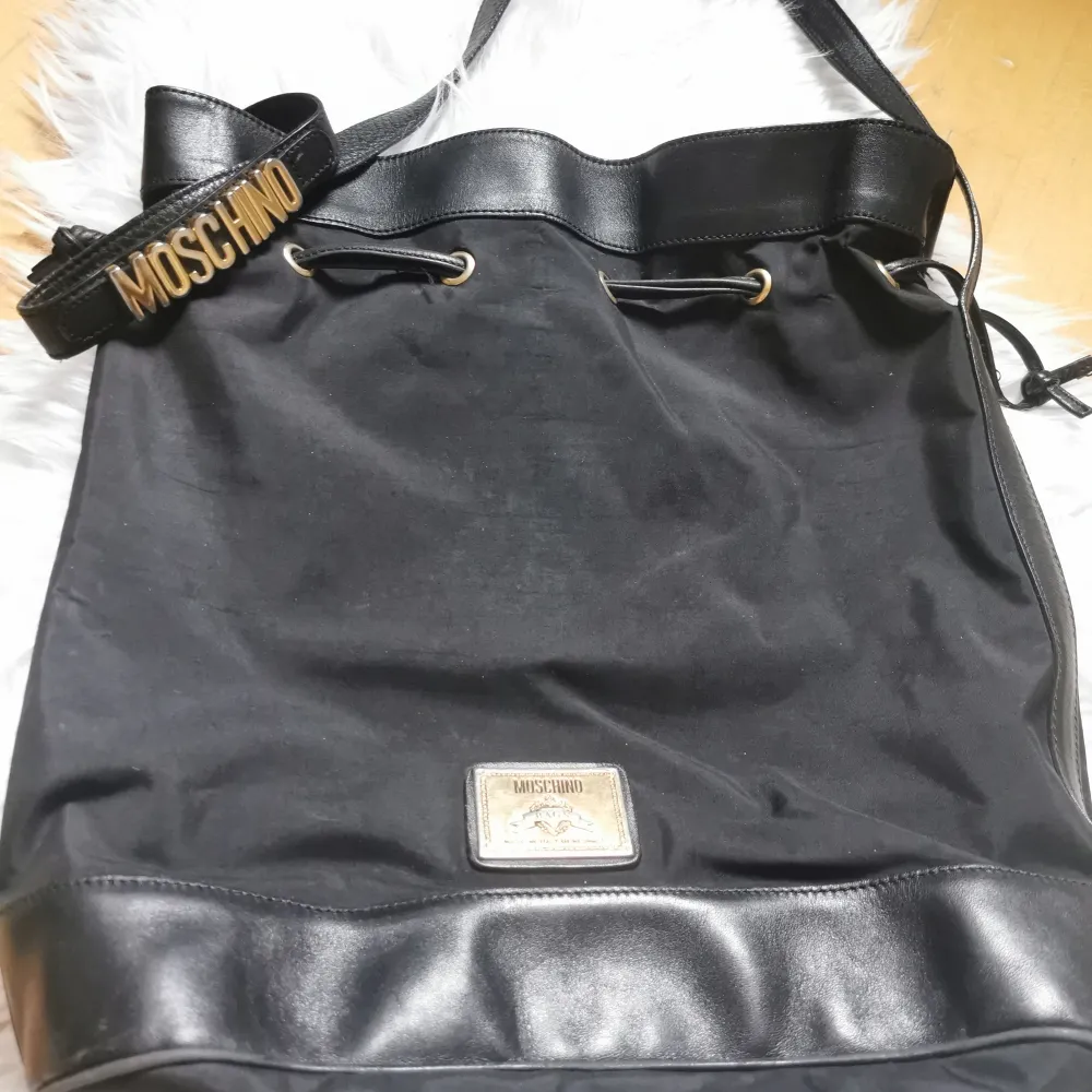 Superfin Äkta unlimited Moschino ryggsäck , används, som en perfekt detalj för att komplettera outfitten 🎒. Väskor.
