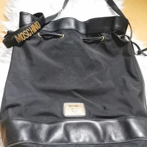 Moschino Ryggsäck🎒 - Superfin Äkta unlimited Moschino ryggsäck , används, som en perfekt detalj för att komplettera outfitten 🎒