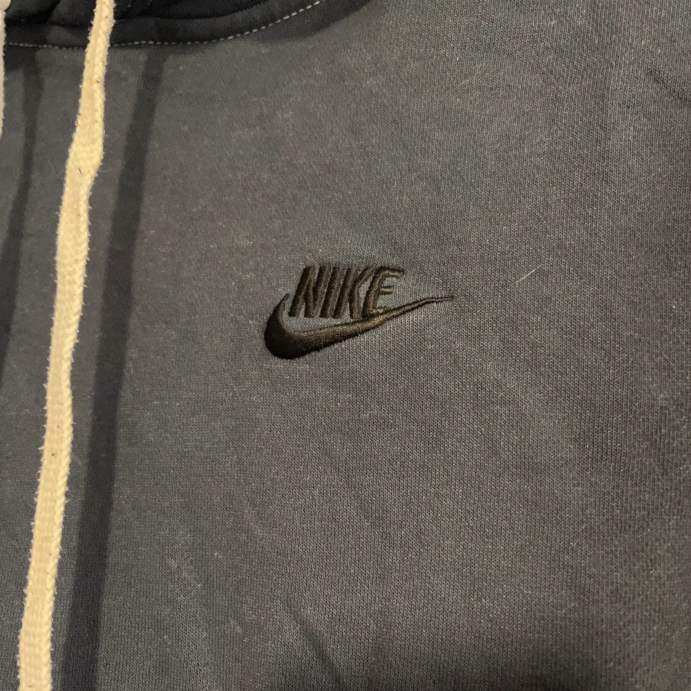 Blå Nike hoodie med vita sömmar! Storlek S. Hoodies.