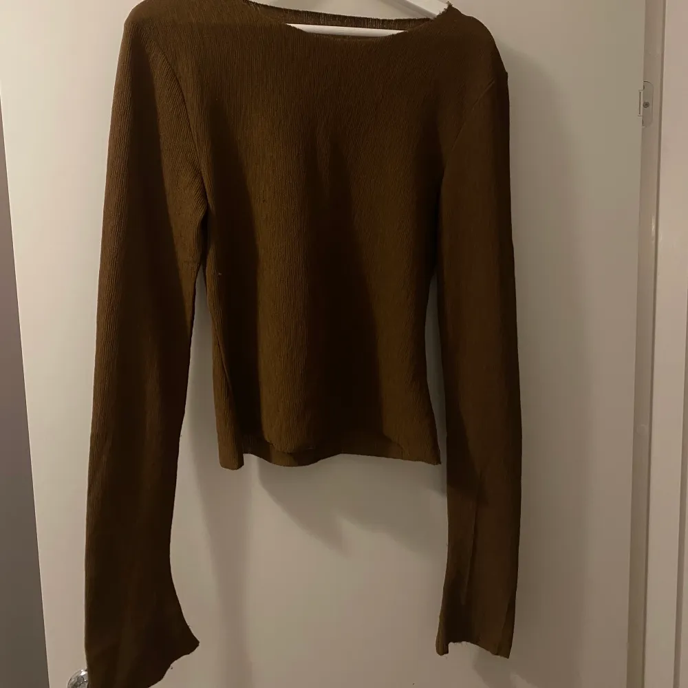 Säljer min bruna tröja från adsgn, Stl L men passar jätte bra även till M . Tröjor & Koftor.
