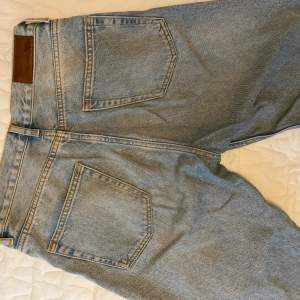 Ljusblå jeans i rak modell som smalnar av nedtill. Säljer pga har blivit för små för mig! Bra skick. 