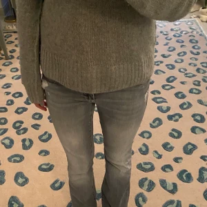 Jeans - Hej! Säljer nu dessa ur snygga grå jeansen från Mavi. Super snygg passform. De är låg midjade och flare. Jeansen hade hade en liten slitning som kom med de men hålet blev lite för visande för mig så jag sydde ihop de. Köpta på Zalando. Ny pris 719