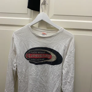 Supreme tröja - Väldigt skrynklig😅men jättecool långärmad från Supreme, köpt vintage så den är rätt använd, men superbra kvalite och jag själv har inte använt den så många gånger💕🙌🏽