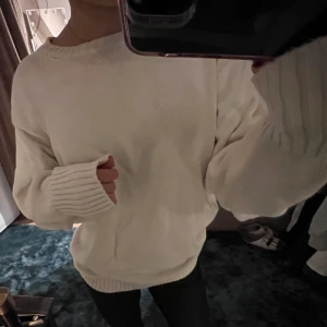 Vit stickad tröja  - Fin vit stickad tröja💕💕