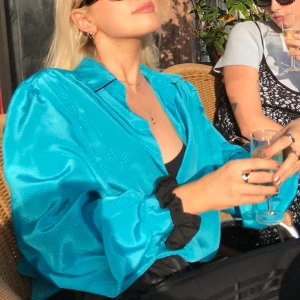 Blå skjorta - Blå skjorta. Jeans Giovanni. Storlek 44 men passar mig som är S. 