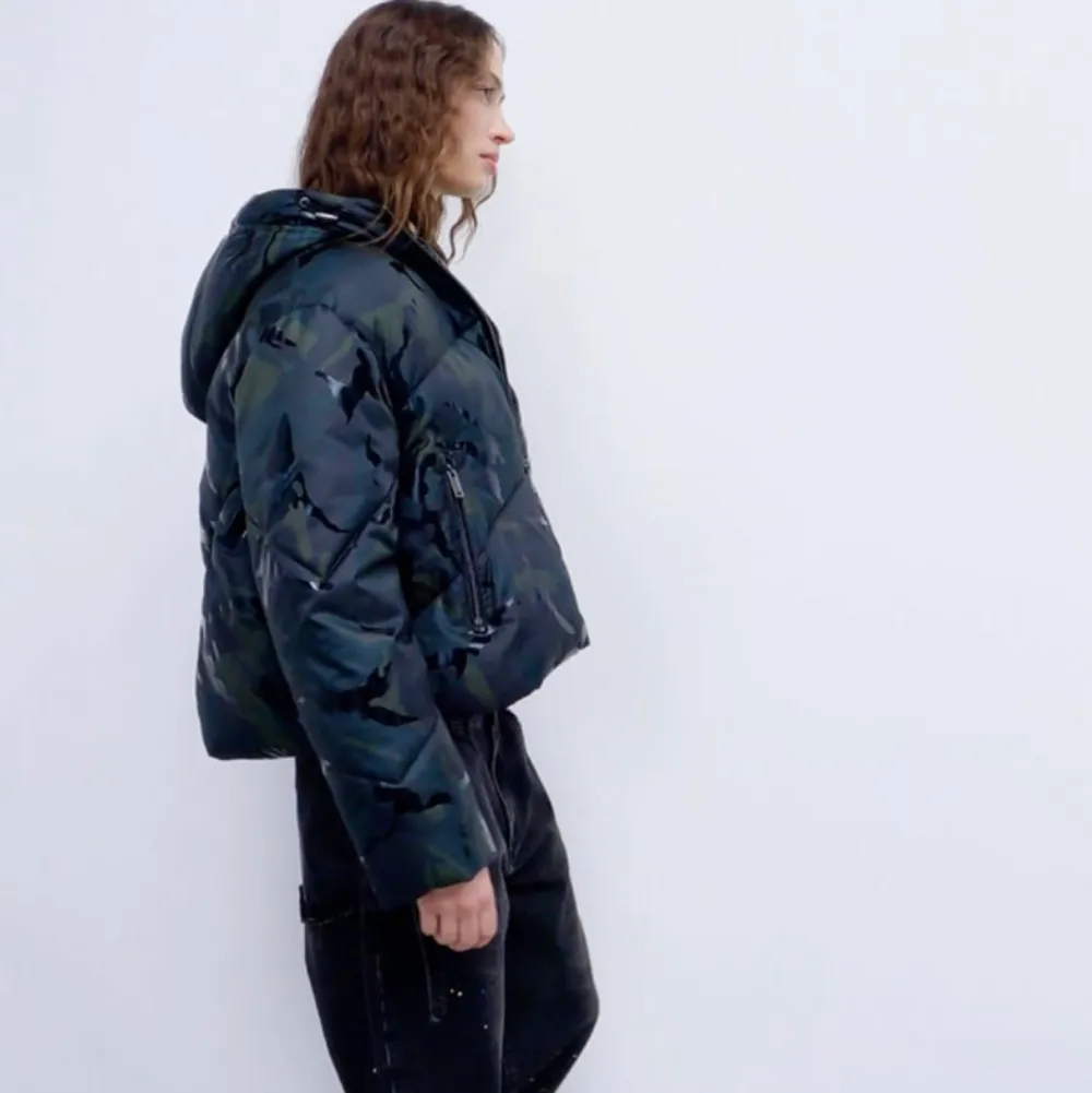 Helt ny vadderad croppad jacka från Zara! Stl S men en aning oversized så man får plats med en hoodie under. 💕. Jackor.
