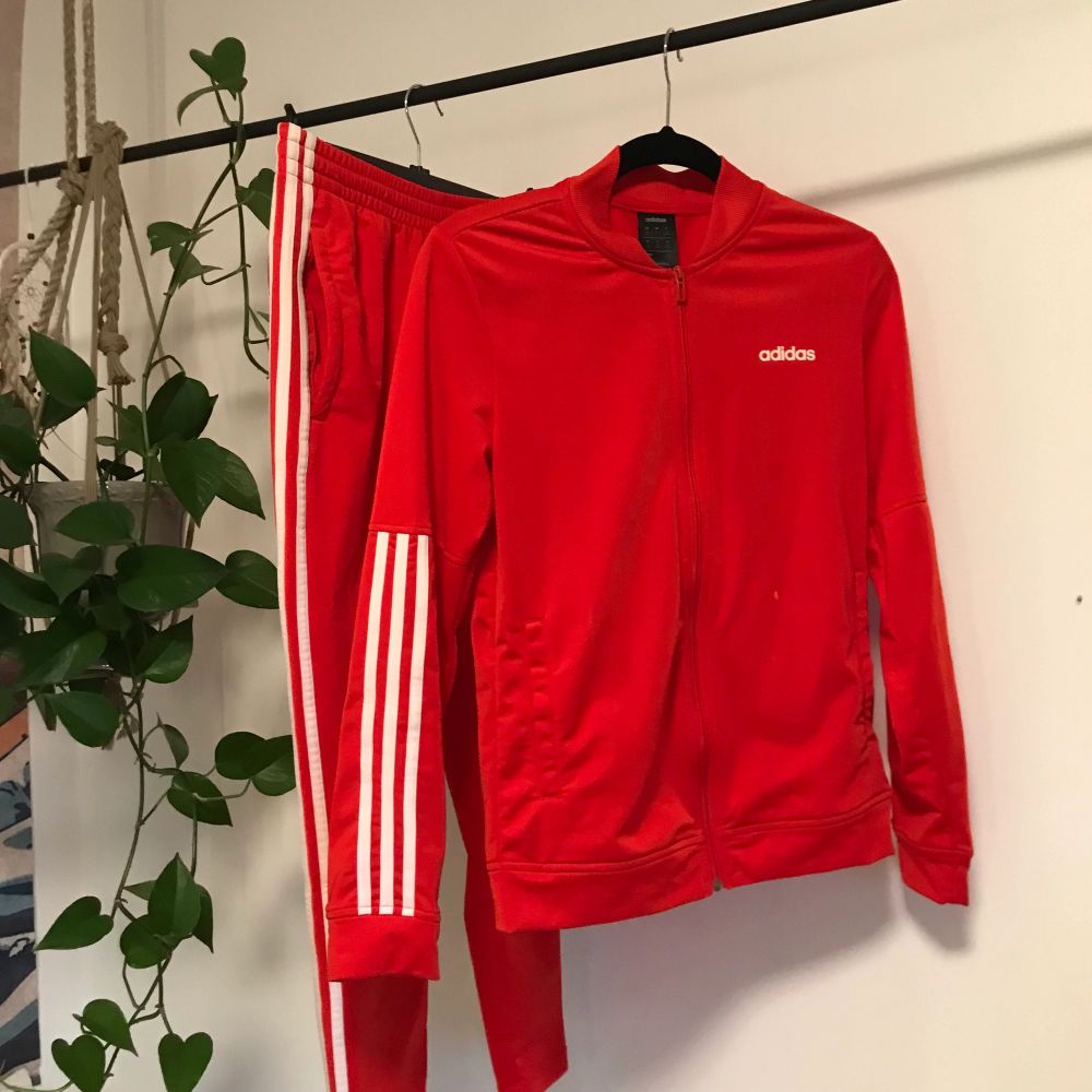 Röd Adidas set storlek S | Plick Second Hand