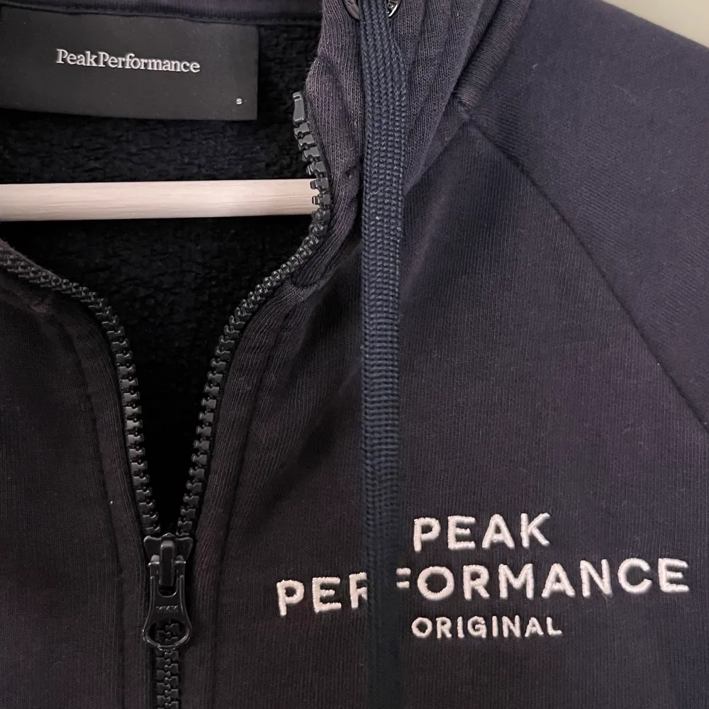 Säljer min peak performance zip hoodie nu efter många användningar. Storleken är S. Nya priset var ca 1000kr och säljer lite billigare pågrund av att den använts ganska mycket! Bra skick men använd som sagt. . Tröjor & Koftor.