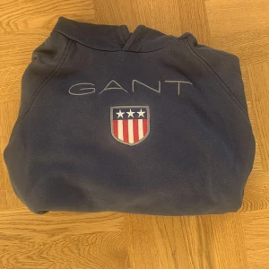 GANT hoodie munkis stl 158/164 - Marinblå hoodie från Gant stl 158/164