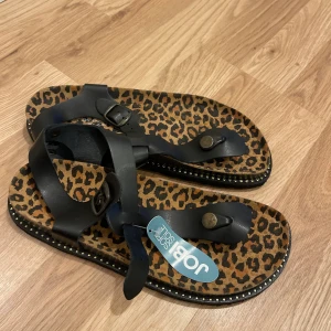 JOBI SOFTSOLE FLIPFLOP HELTNYA  - Jobbskor i leopard mönster med skönt och mjukt sula. Storlek 38. Aldrig använt då dem vart för stora. Köpt för 698:- förra sommaren.