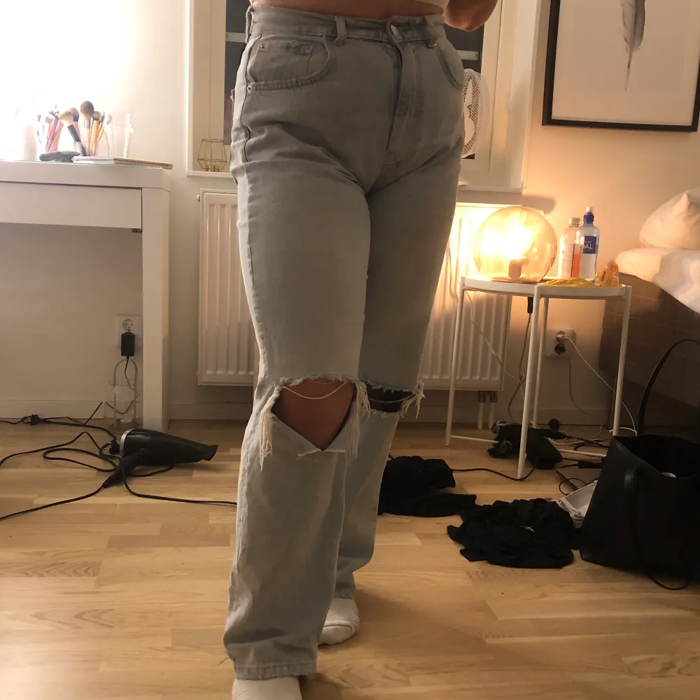 Jag säljer ett par jeans från Gina trickot, det är deras 90s high waist i petite. Använda ett fåtal gånger. . Jeans & Byxor.