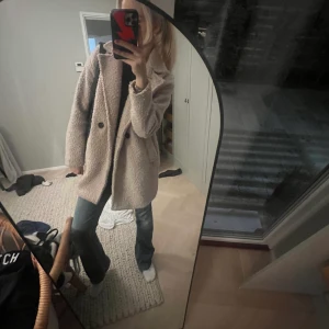 kappa från bershka - två år gammal men kommer aldrig till användning. ser nopprig ut på bilden men som ni ser på närbilden är det endast materialet som är ”fårigt”. köpt för runt 700kr