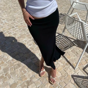 Djerf Avenue Midi Tube Skirt Liquorice - Storlek S, aldrig använd! Jätteskönt och mjukt material! Läs köpregler i profilen innan frågor! Fler bilder finns på djerf avenues hemsida! Frakt på 66kr tillkommer 