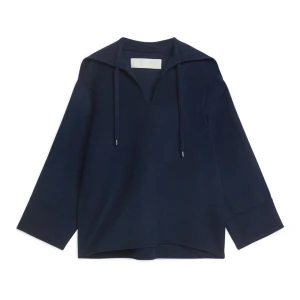 Arket tröja - Mörkblå wool sailor shirt från arket i strl 36. Använt 2 gpnger, säljer pga att jag inte gillade den. Nypris 1750 KAN SKICKA!