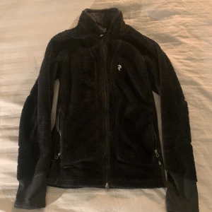 Peak tröja - Svart peak tröja, stl M 350kr