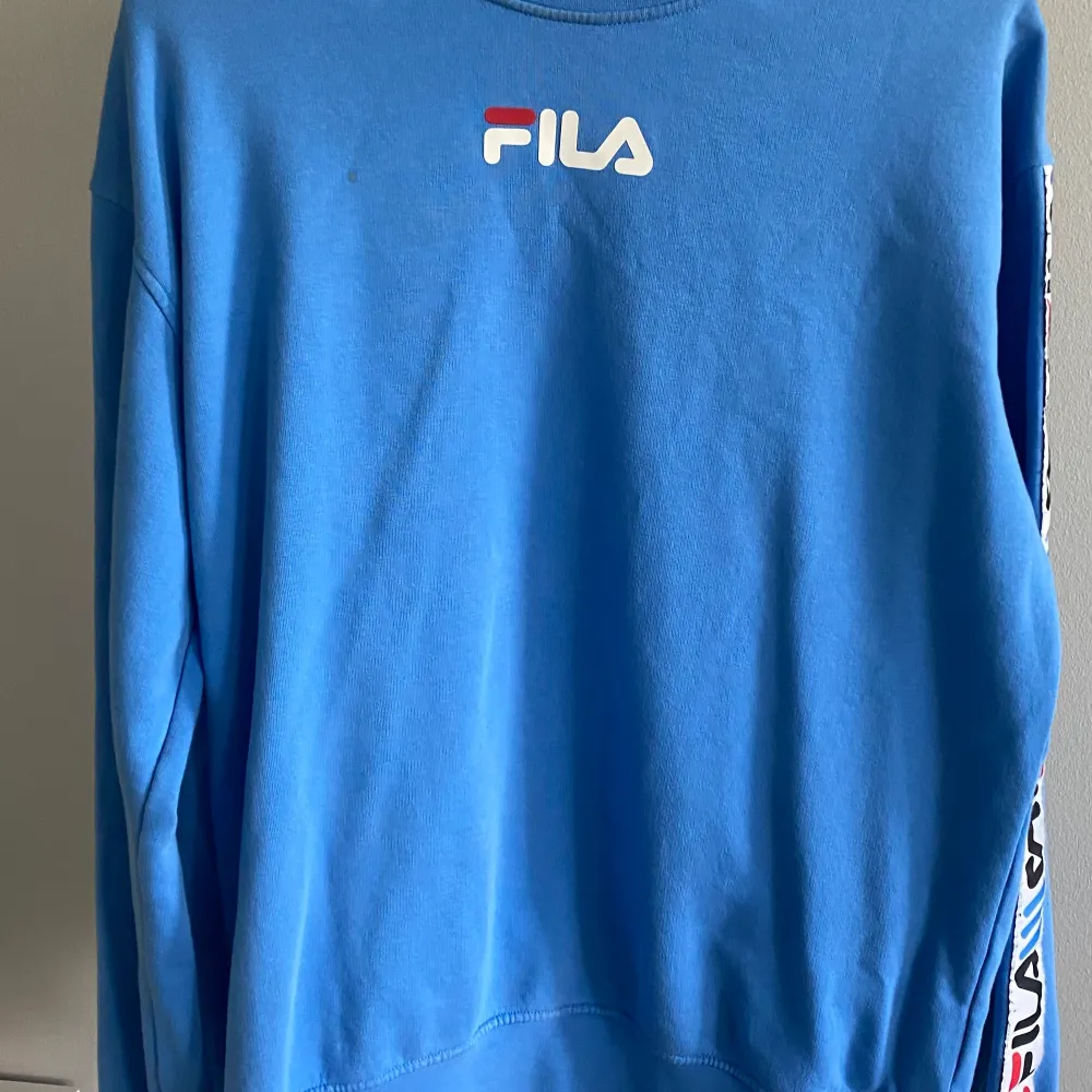 Blå FILA tröja RAY FILA X JUNKYARD Ordinarie pris 699kr Stl S (passar även M) . Neuletakit & Villapaidat.