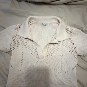 Zara topp i storlek s - Finstickad topp från zara i storlek S. Som ny då jag bara har använt den ett fåtal gånger🤍