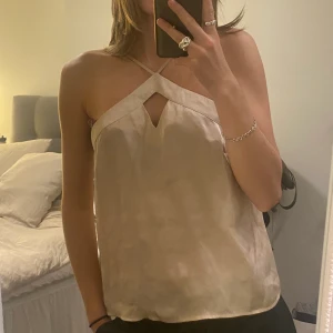 Silkes festtopp - Silkesinspirerad topp. Har justerbara band. 