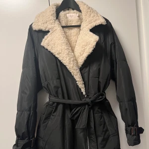 Jacka, strl 38 - En svart varm jacka ifrån Nelly i storlek 38. Använd 1 gång, själs pga för stor. Säljer jackan för 500kr. 