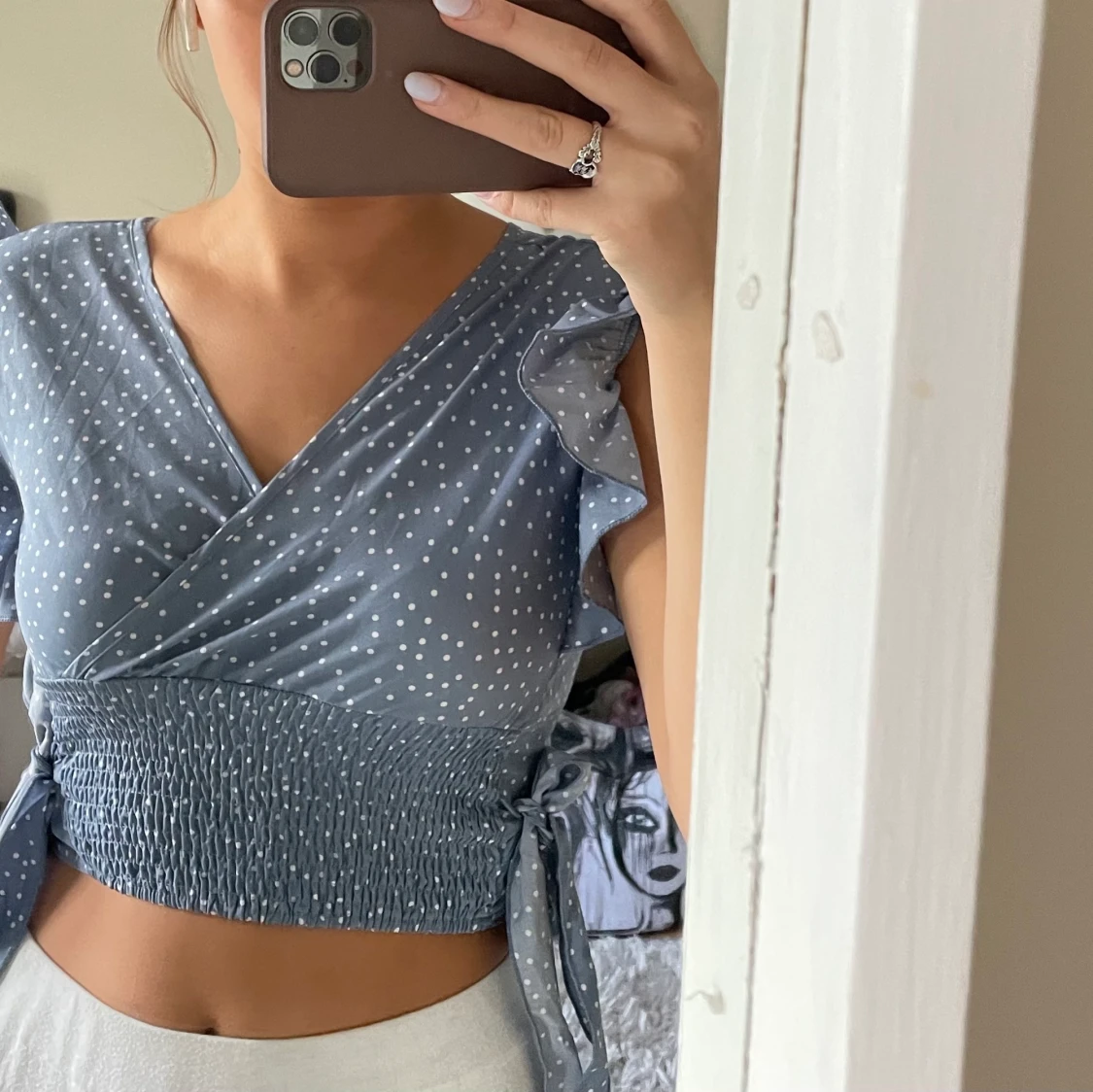 Blå blus med fina volanger