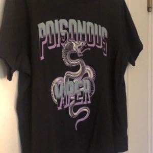  Svart t-shirt med tryck  - En cool tröja ifrån Gina tricot som är i bra skick och är nästan aldrig använd🤍 tröjan är i storlek M 🤍