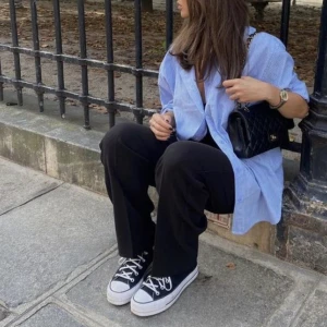 Converse plattform  - Säljer mina nästan oanvända converse.  I plattform= alltså någon cm högre sula än dom vanliga.   Alternativ någon som vill byta ut sina vanliga mot mina plattform. 