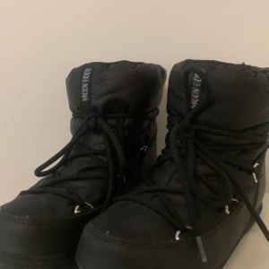 Moonboots low nylon - Moon boots🎉🎉🎉 Nypris ligger runt 1999kr! Använda fåtal gånger, men finns vissa tecken på användning. Priset går att diskutera. 
