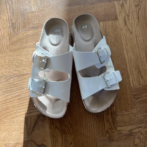 Birkenstocks - Birkenstock imiterade skor från HM. Använd 2 ggr bara.  Storlek 39💛