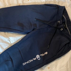 Sailracing mjukis - Säljer nu mina sailracing mjukis för dom inte kommer till användning dom är varma och bekväma har inte använt dom mycket och dom har inga konstigheter 