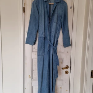 Byxdress HM, storlek xs - Byxdressen är i toppen skick. Använd 2 gånger.  Vid köp av fler varor, kan jag erbjuda samfrakt. 