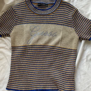 Glittrig guess top - Super ball glittrig topp som funkar att klä upp med en kjol/kostymbyxor men även klä ner med ett par jeans. Möts i Stockholmsområdet, vill du ha din vara skickad får du stå för frakten själv!