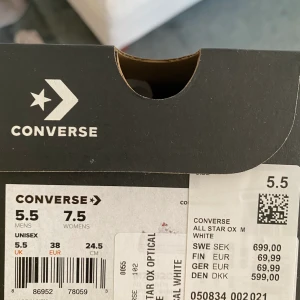 Splitternya converse strlk 38 - Helt nya converse, aldrig använda. Perfekta till sommaren. Nypris ca 800kr Kan mötas upp i Stockholmsområdet. Vill du ha det fraktat får du stå för de själv!