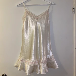 Glansigt nattlinne y2k - Superfint nattlinne med rosa detaljer, storlek M men passar S också