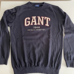 GANT stickad logo tröja marinblå - Gott skick och passform