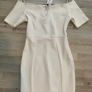 Fin vit klänning från Vero Moda i strl M. Oanvänd, endast testad. Nypris 299kr 