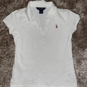 Ralph Lauren tröja - Vit Ralph Lauren tröja i väldigt fint skick✨ Sitter som storlek XS. Nypris 1000kr. 