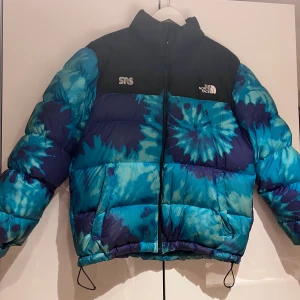 Rare Nortface Collab vinterjacka - Köpt på sneakers and stuff något år sedan. Jackan är en collabaration mellan TNF och SNS. Extremt sällsyn modell som knappast går att hitta någon stans. Går för ca 7000kr online 